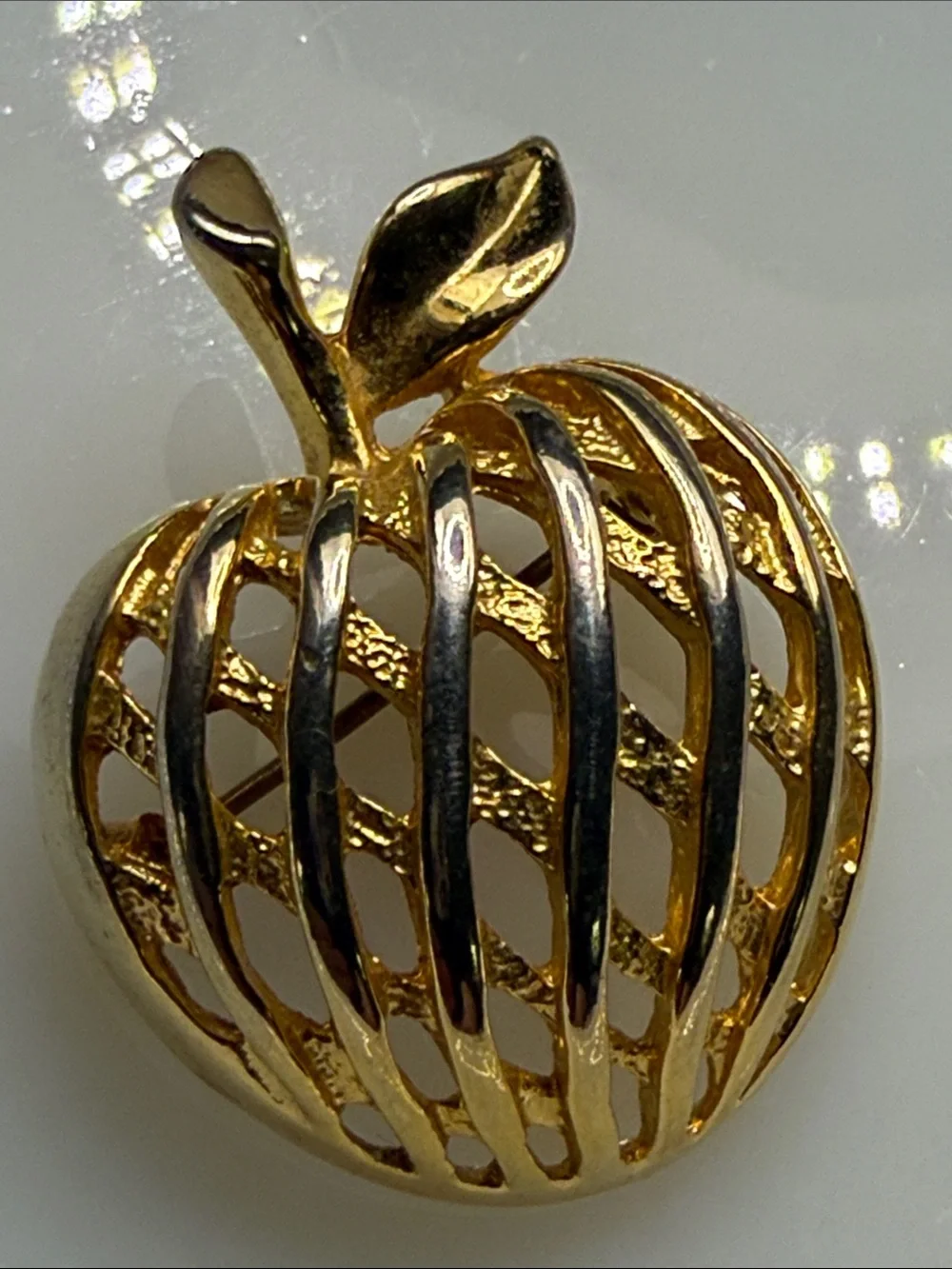 Vintage pretty Gold Tone Openwork Apple Brooch pin unsigned